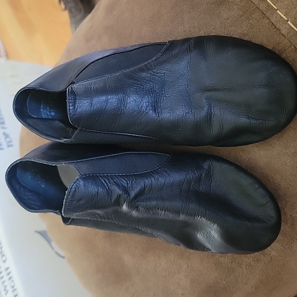 Capezio slip on jazz shoes black